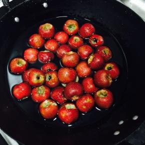 煮开以后的水 放入山楂 山楂不能煮久，煮得太久容易开裂