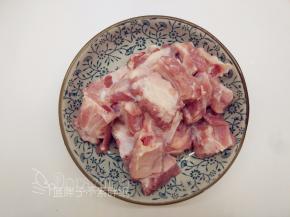 排骨斩成小块，清洗干净。