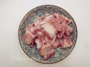 排骨斩成小块，清洗干净。