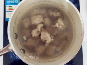 烧开一锅热水，放进排骨，焯下水，这样可以去掉血水。