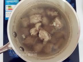 烧开一锅热水，放进排骨，焯下水，这样可以去掉血水。
