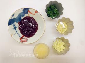 接着来准备配料。把香葱、蒜头、姜全部切成小丁，称好蜂蜜和叉烧酱。