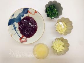 接着来准备配料。把香葱、蒜头、姜全部切成小丁，称好蜂蜜和叉烧酱。