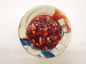 将所有配料搅拌均匀，成为酱汁。