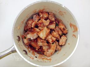 将酱汁倒进沥干水分的排骨中，用手将排骨和酱汁揉匀，使每一块排骨都沾满酱汁。