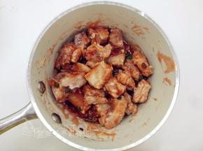将酱汁倒进沥干水分的排骨中，用手将排骨和酱汁揉匀，使每一块排骨都沾满酱汁。