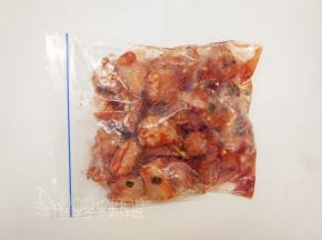 之后装进保鲜盒中，放在冰箱，冷藏过夜。