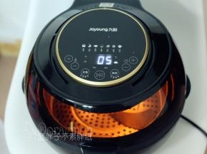 第二天，取出排骨，预热空气炸锅。空气炸锅选择肉排模式，时间设置为13分钟，接着长按搅拌键，空气炸锅进入预热模式。