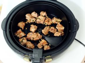 空气炸锅预热好之后，把腌制过的排骨摆在空气炸锅的炸篮里。