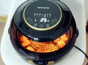 盖上空气炸锅盖子，启动搅拌模式，这样排骨会烘烤得更均匀。