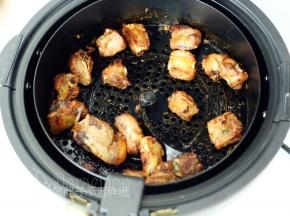 时间到之后，取出烤好的排骨。