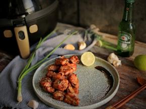 烤好的排骨拿出来装盘，即可食用。