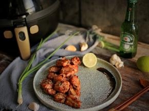 烤好的排骨拿出来装盘，即可食用。