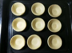蛋挞皮提前室温解冻。