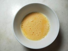 鸡蛋液打散。