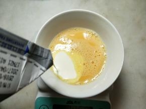 加入牛奶和淡奶油。