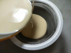 所有材料搅拌均匀后，过筛一遍，可以使蛋挞液更细滑。