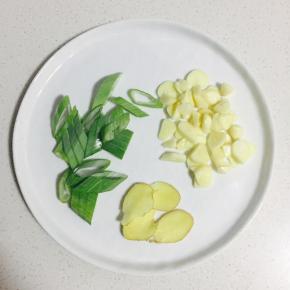 葱姜蒜切好，虾去虾线后洗净