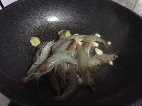 热锅倒油，油热后下对虾翻炒