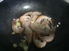 加入少许盐，翻炒至虾身变色