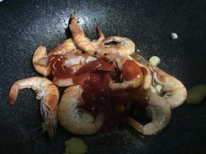 加入番茄酱炒匀