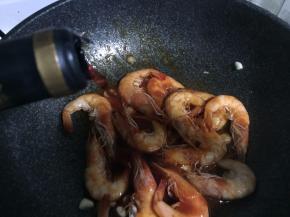 加入适量红酒，糖，调大火煮至沸腾