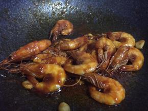 待汤汁明显减少后，改大火收汁，同时加入适量鸡精炒匀。