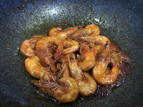 然后转小火，加盖子焖煮至汤汁减少，大约五六分钟