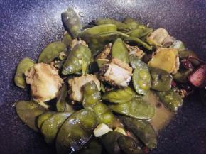 炖至扁豆和排骨变熟，汤汁减少，改大火收汁，加入少许鸡精炒匀，出锅即可