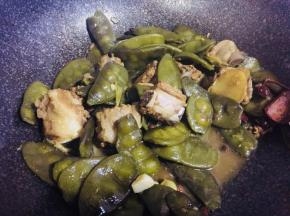 炖至扁豆和排骨变熟，汤汁减少，改大火收汁，加入少许鸡精炒匀，出锅即可
