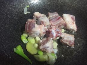热锅倒油，下葱姜蒜炒香后，下排骨，加入少许料酒翻炒出香味