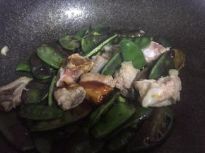 加入少许盐、糖