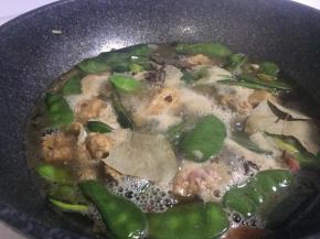 然后倒入适量清水，大火煮至沸腾后转小火炖煮15分钟左右