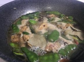 然后倒入适量清水，大火煮至沸腾后转小火炖煮15分钟左右