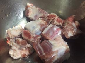 排骨洗净，沥干水分，秋扁豆去弦洗净备用，葱姜蒜切好