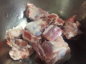 排骨洗净，沥干水分，秋扁豆去弦洗净备用，葱姜蒜切好