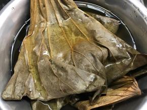 荷叶用开水泡软，洗净后分成4块。