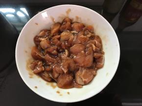 加料酒、生抽，腌制1小时以上。