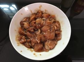 加料酒、生抽，腌制1小时以上。