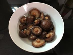 香茹泡发洗净后切成小粒。