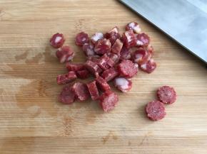 腊肠切成小粒。