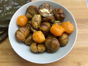 栗子和咸蛋黄先蒸熟。