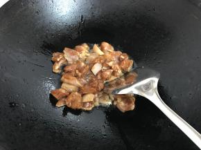 炒锅放少许油烧热；放入腌好的鸡肉煸炒。
