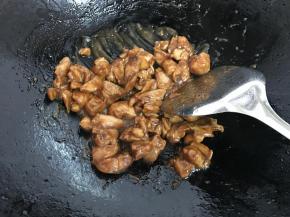 炒至变色后加些老抽、蚝油、和糖炒匀后盛出待用。