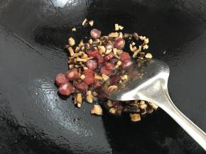 放入香肠炒至变色。