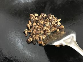 锅中留少许油放入香茹炒香。