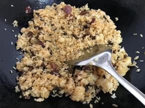 倒入蒸好的糯米翻炒均匀。