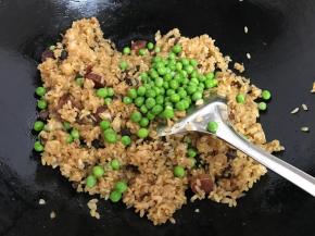 然后再把青豆放入翻炒均匀。