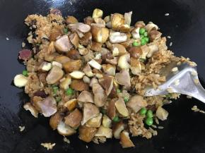 再把栗子倒入拌匀待用。