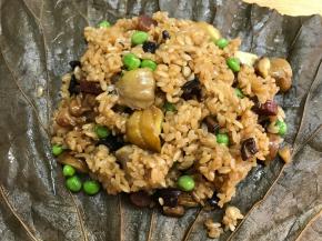 再放上糯米饭把蛋黄盖起来。